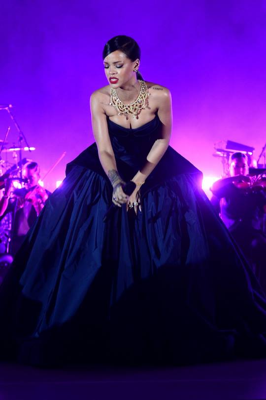 Rihanna incantevole in concerto con l'orchestra al Diamond Ball