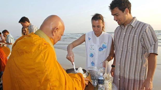 Fabio Fognini e Flavia Pennetta durante un rito buddista sulla spiaggia di Hua Hin