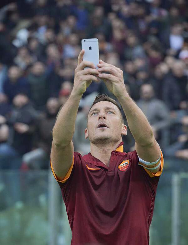 Roma-Lazio 2-2 Doppietta di Francesco Totti con selfie