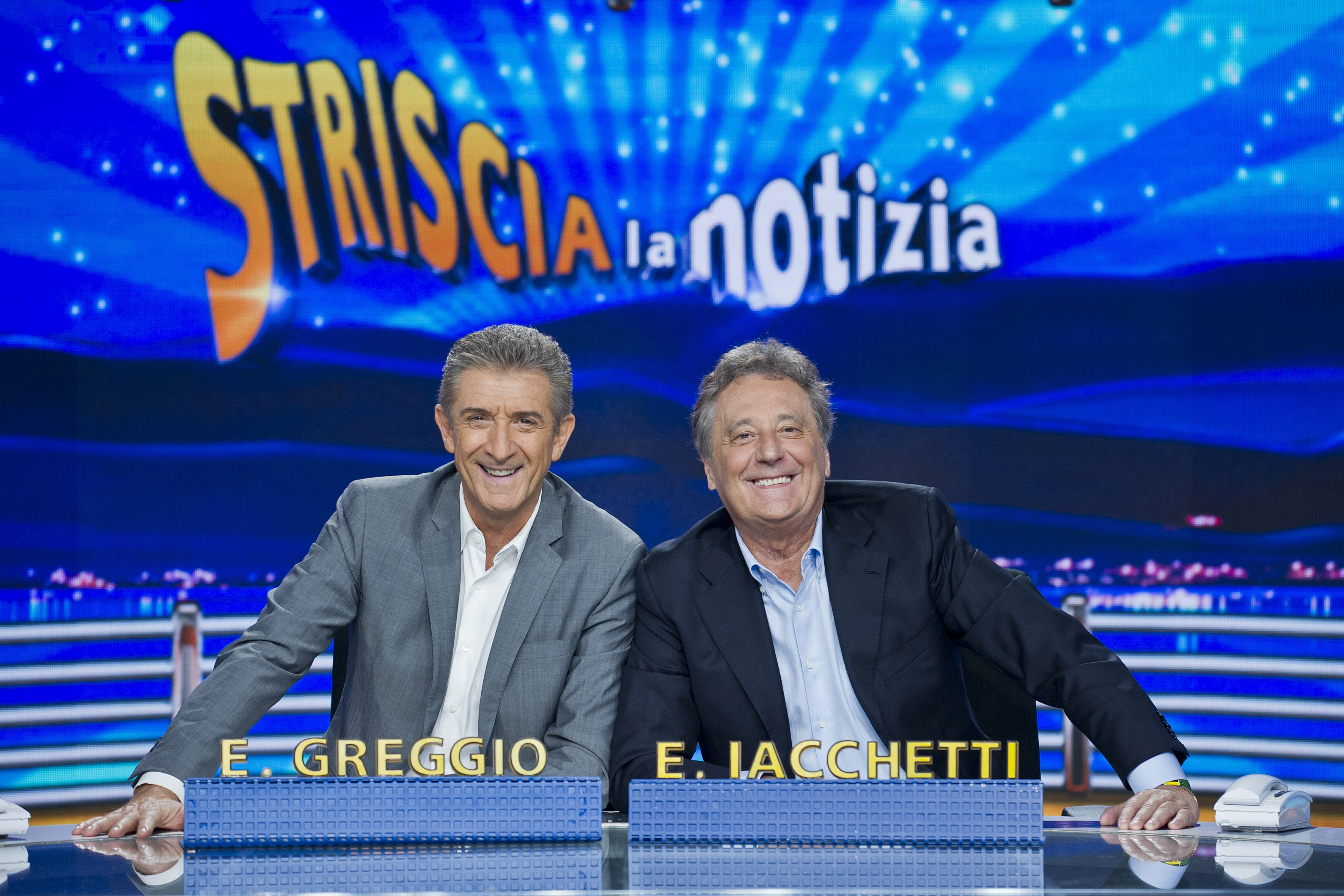 Incidente a Striscia la notizia: Enzo Iacchetti si fa male in diretta tv! Striscia la notizia 2015: Ezio Greggio e Enzo Iacchetti