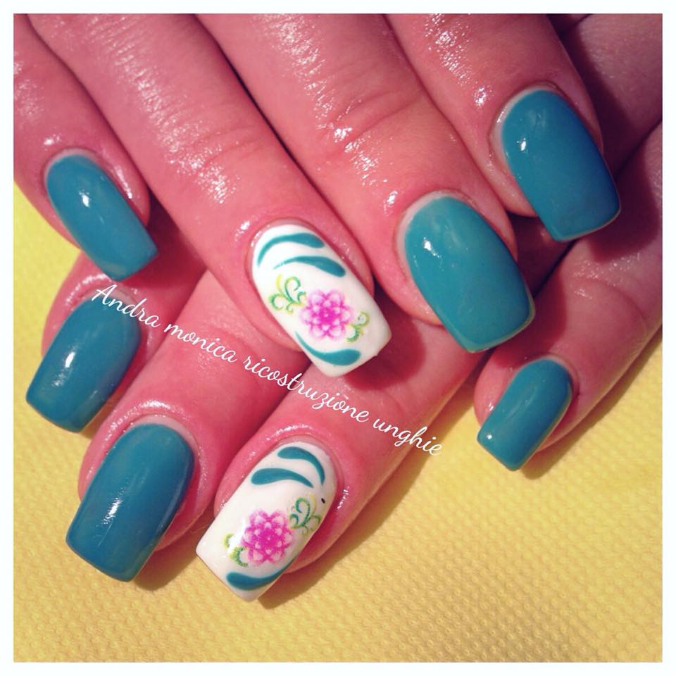 Nails Beauty rubrica di Monica Stan: Monocolore verde, bianco e fiorellini