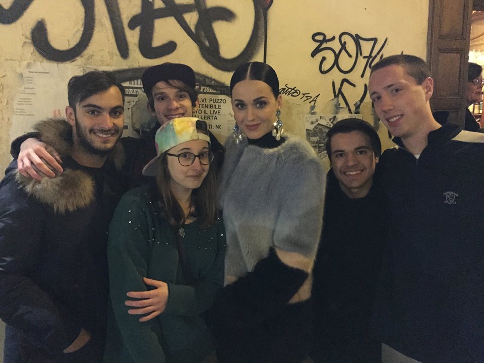 Katy Perry a Firenze foto con i fan