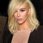 Kim Kardashian in versione bionda alla Paris Fashion Week