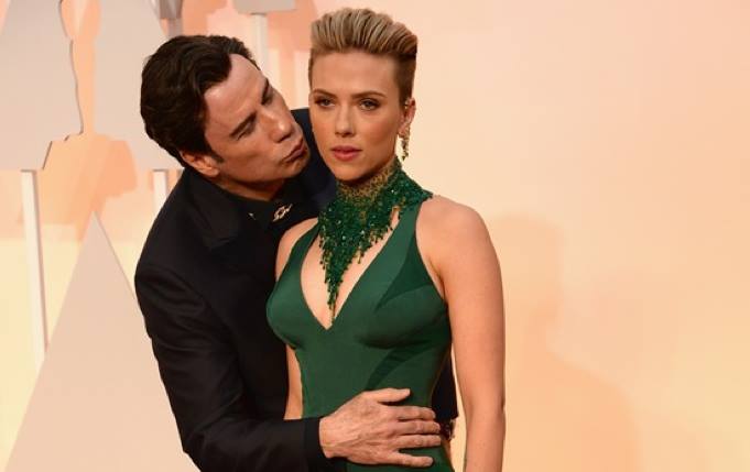 Scarlett Johansson: Foto del bacio di John Travolta agli Oscar 2015