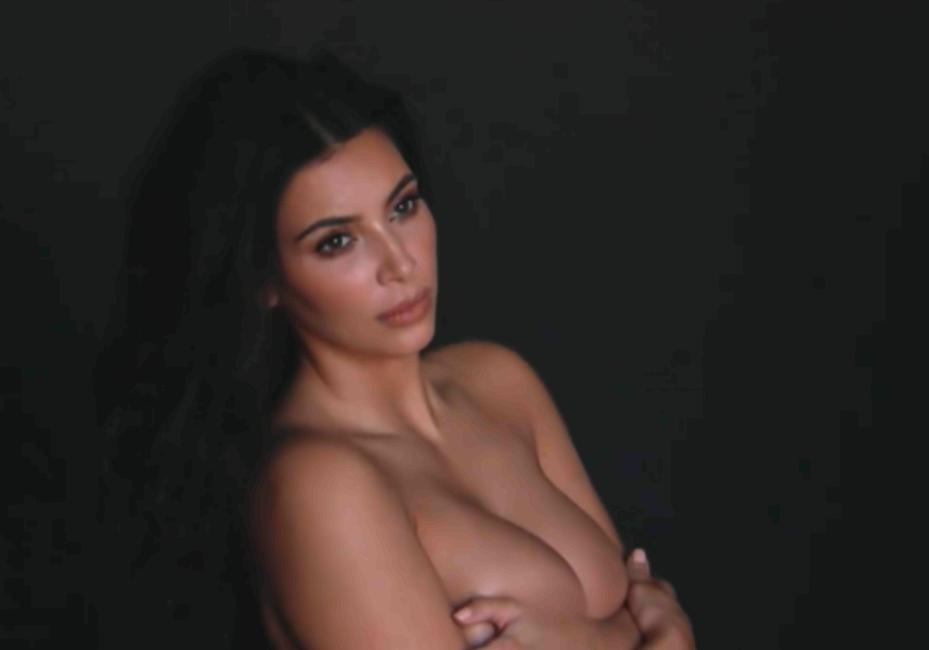 Kim Kardashian senza veli shooting fotografico prima di una nuova gravidanza