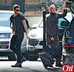 Stefano De Martino paparazzato con la valigia a Milano davanti Hotel Bulgari