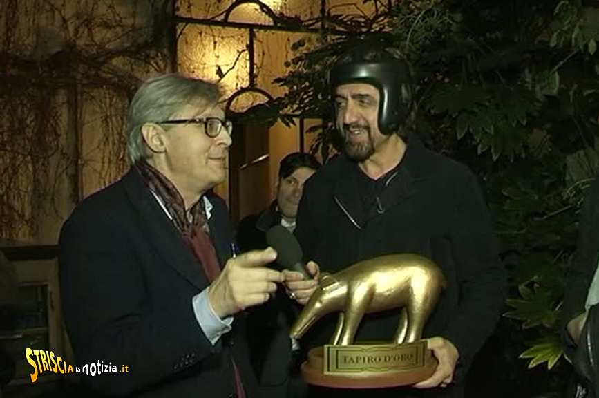 Vittorio Sgarbi riceve il tapiro d'oro a Striscia la notizia puntata del 19 marzo 2015
