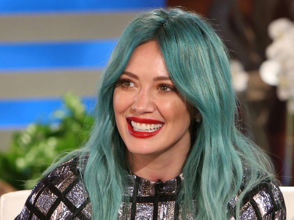 Hilary Duff cambia look e si tinge i capelli blu