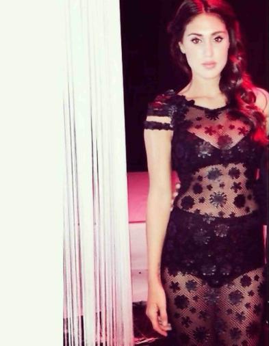 Cecilia Rodriguez cade sul palco e condivide il video su Facebook: “Eccomi”