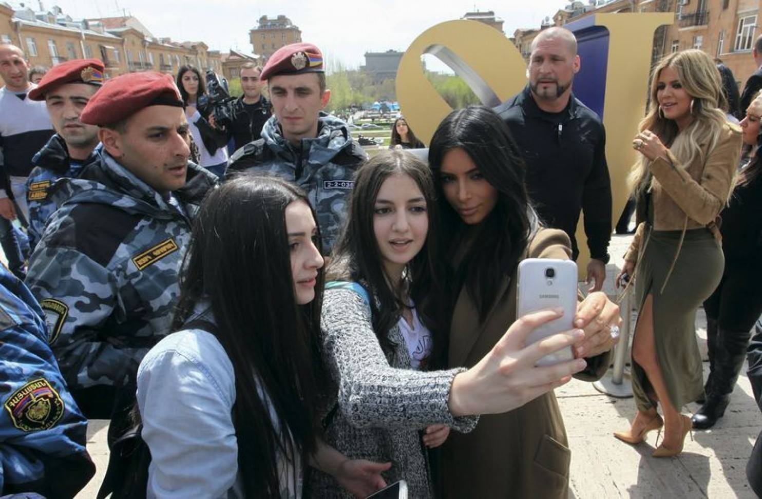 Kim Kardashian visita l’Armenia e manda in delirio i fans Kim Kardashian Armenian fans