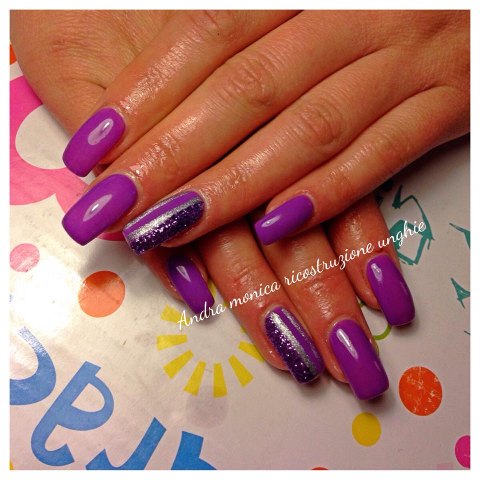 Decorazioni unghie: monocolore lilla con riga glitter sugli anulari