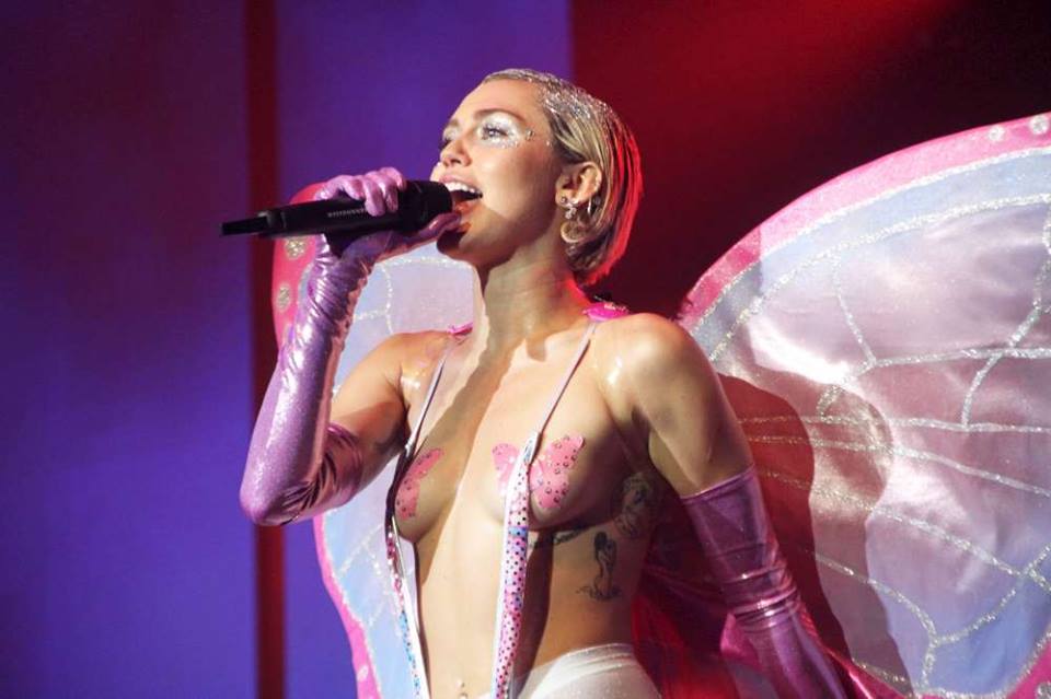 Miley Cyrus concerto a New York: topless e marijuana