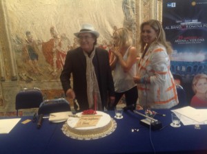 Albano compie 72 anni, torta a sorpresa in conferenza stampa presentazione concerto Arena di Verona