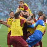 Lazio-Roma 1-2, la squadra giallorossa esulta per la vittoria del Derby