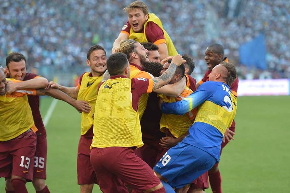 Lazio-Roma 1-2, la squadra giallorossa esulta per la vittoria del Derby