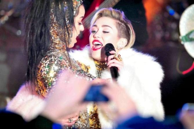 Miley Cyrus: bisex da quando aveva 14 anni Miley Cyrus bisex,