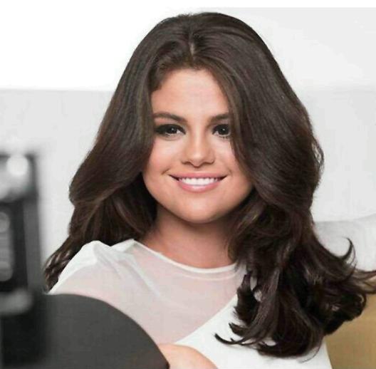 Selena Gomez è la nuova testimonial di Pantene Selena Gomez Pantene
