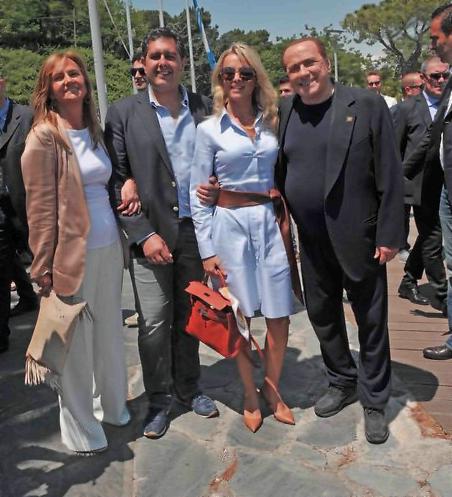 Francesca Pascale sfoggia il nuovo look in Liguria Francesca Pascale Silvio Berlusconi (foto ANSA diPAOLO ZEGGIO)