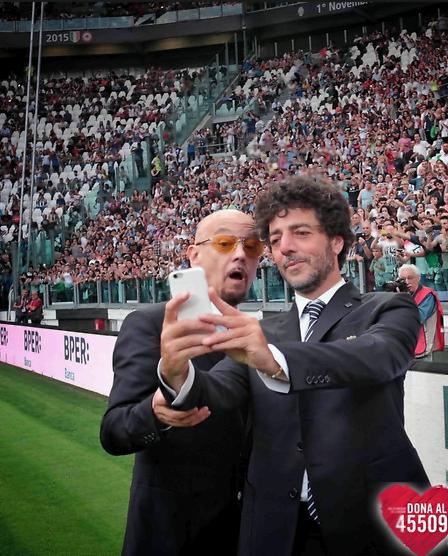 La partita del cuore 2015: Enrico Ruggeri e Max Gazzè selfie