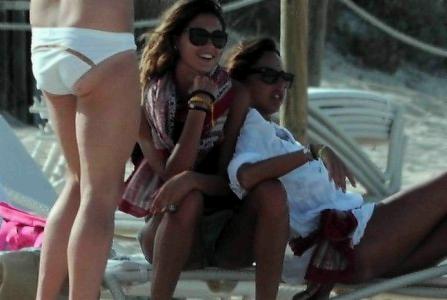 Melissa Satta in vacanza con le amiche a Formentera melissa satta