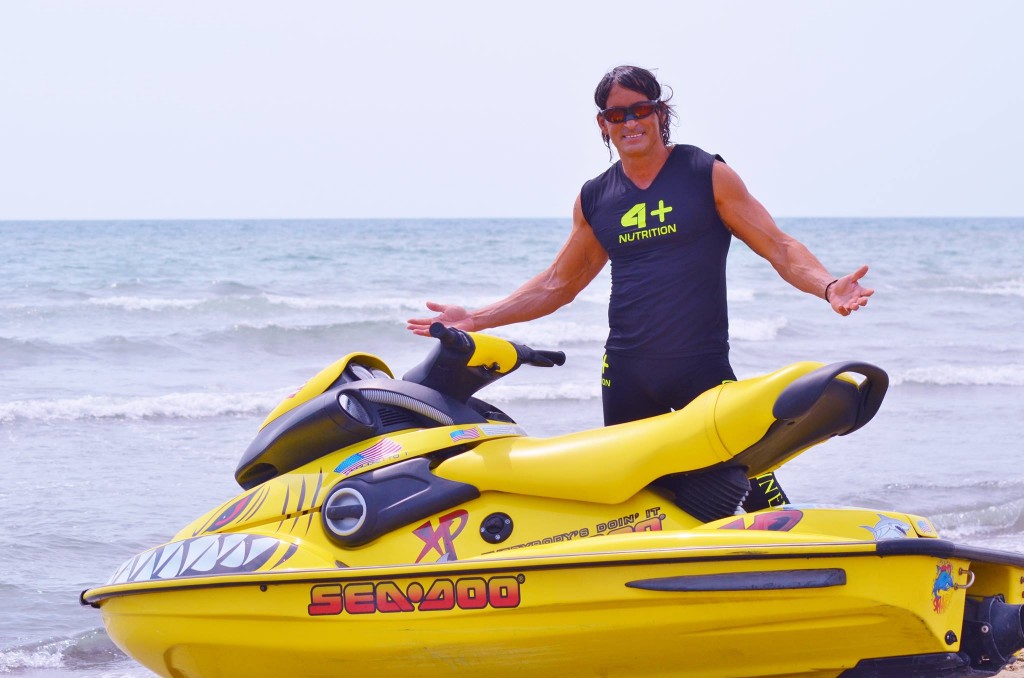 Claudio Del Falco a bordo della suo moto d'acqua scatena i sogni proibiti delle fan