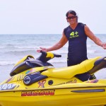 Claudio Del Falco a bordo della suo moto d'acqua scatena i sogni proibiti delle fan