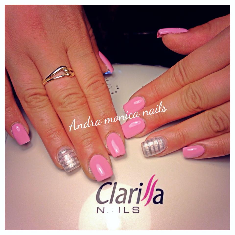 Nails Beauty: monocolore rosa e bianco con righe argento metal