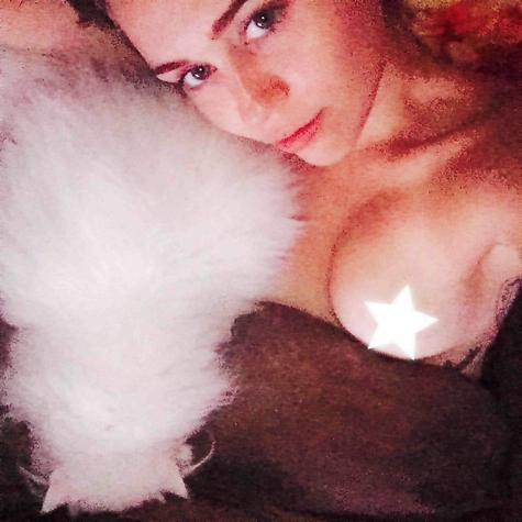 Gossip News: Miley Cyrus selfie hot