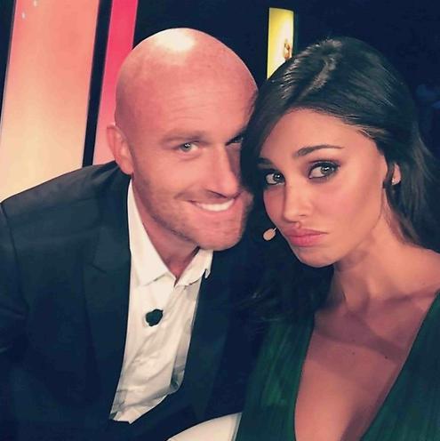 Belen Rodriguez lancia l’hashtag Baila Que Pasa e dilaga sul web Belen Rodriguez Baila Que Pasa