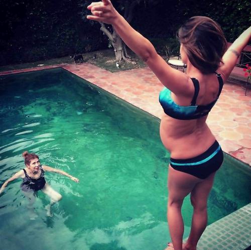 Elisabetta Canalis: la mamma la raggiunge negli USA Elisabetta Canalis incinta, gossip,