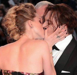 Johnny Depp e Amber Heard bacio Venezia 2015