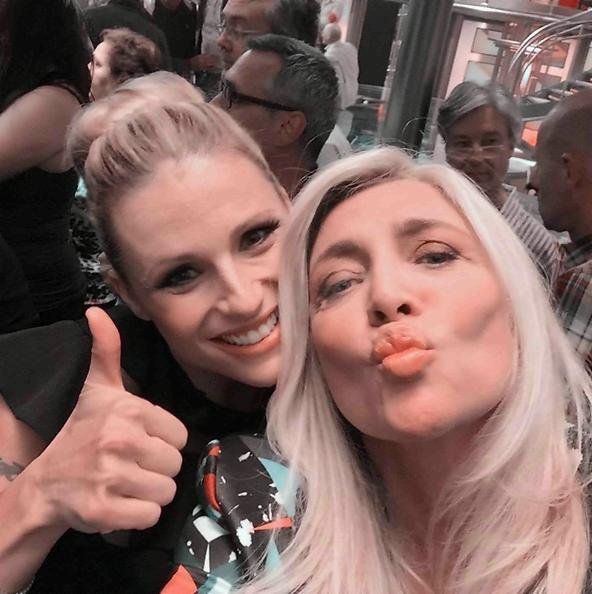Mara Venier e Michelle Hunzicher selfie a Striscia la Notizia
