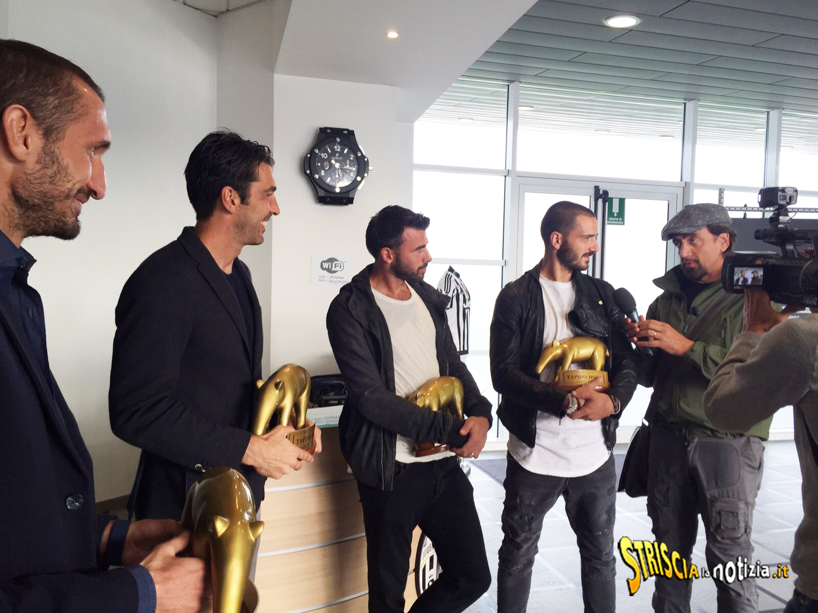 Striscia la notizia: Tapiro d’oro alla difesa della Juventus per la crisi della squadra Striscia la notizia: Tapiro d'oro alla difesa della Juventus puntata del 28 settembre 2015