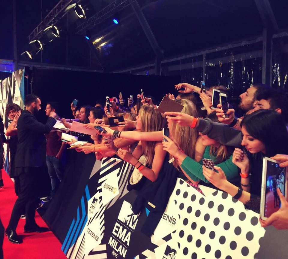 MTV Europe Music Awards, vince Marco Mengoni: “Grazie esercito! Siamo una figata pazzesca!” Marco Mengoni vince il Best Worldwide Act Europe degli MTV EMA 2015
