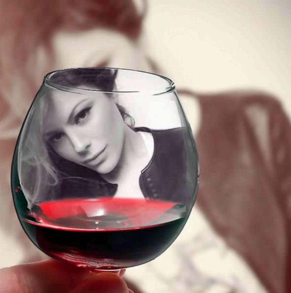 Naike Rivelli senza veli su Instagram: impazzano i rumors sulla sua gravidanza Naike Rivelli brinda a Pechino Express