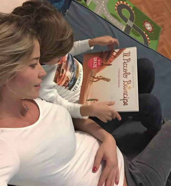 Elena Santarelli e il figlio Giacomo su Instagram leggono insieme Il piccolo principe