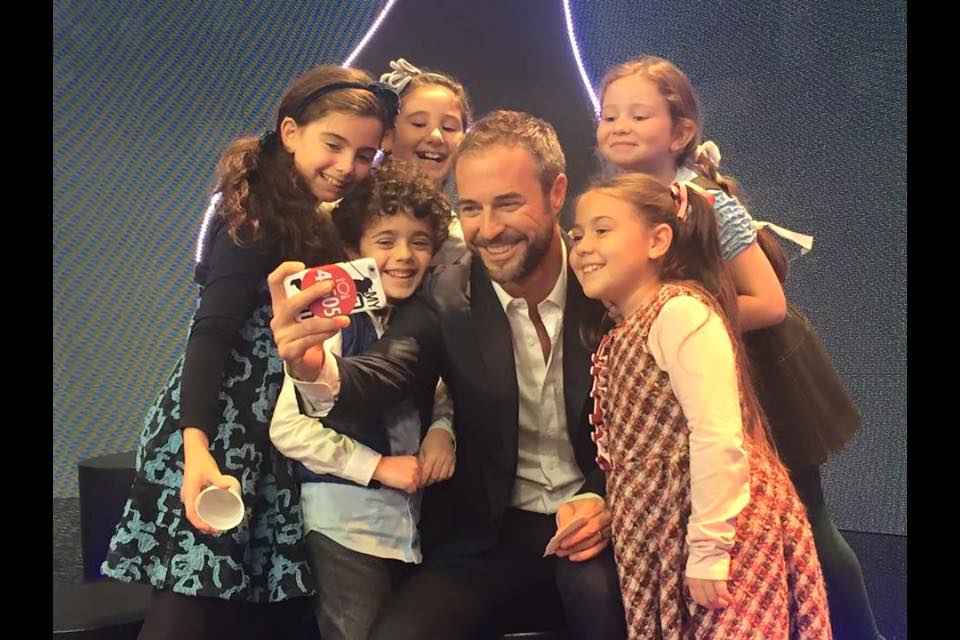 Flavio Montrucchio selfie con i bambini de "Lo Zecchino D'Oro"
