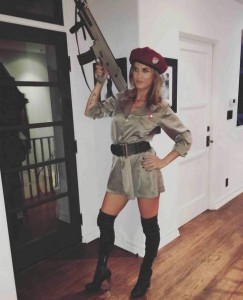 Elisabetta Canalis soldatessa sexy al party di George Clooney per Halloween 