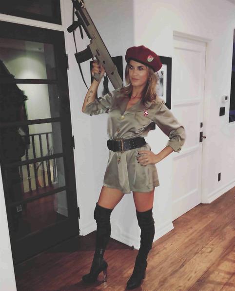 Elisabetta Canalis al party di George Clooney per Halloween Elisabetta Canalis soldatessa sexy al party di George Clooney per Halloween