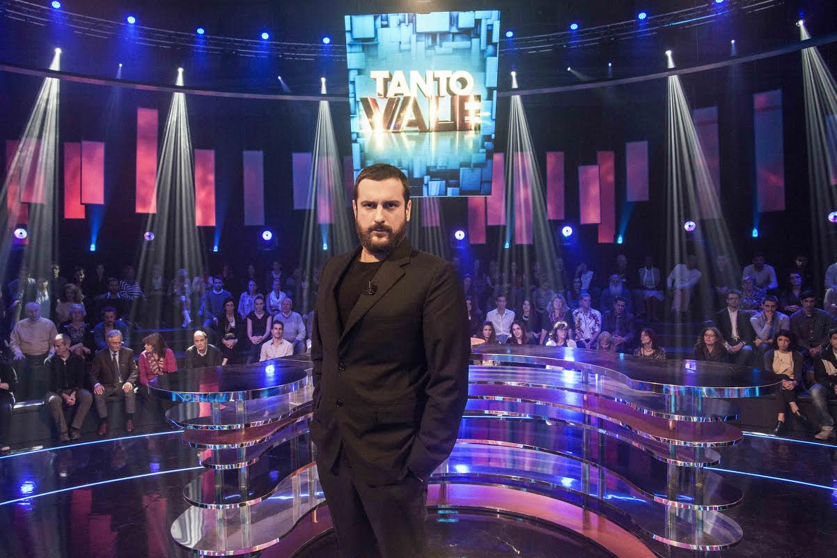 Costantino Della Gherardesca in tv con “Tanto Vale”: “Non è tutto oro quello che luccica” Tanto Vale su Deejay Tv conduce Costantino della Gherardesca
