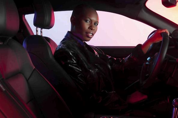 Skin testimonial della Ford: “Sì lo ammetto, sono una grande poser nella mia bellissima Mustang!” Skin dopo X Factor posa per Ford Mustang