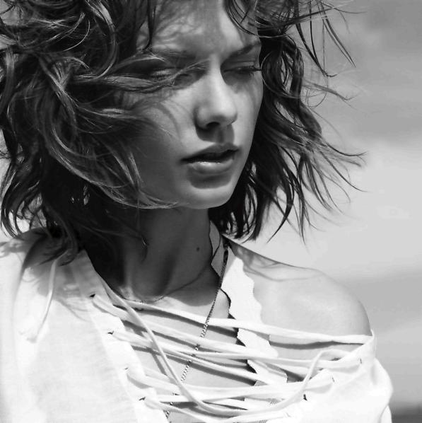 Taylor Swift si sdoppia: ecco la foto con la sua sosia Taylor Swift