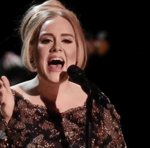 Adele in cima alla classifica con il singolo Hello