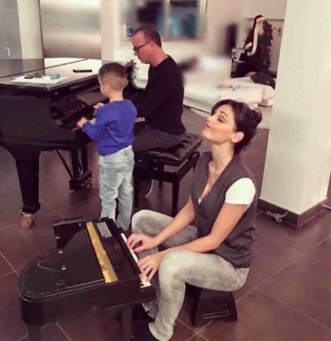 Gigi D’Alessio per Natale prende le stoviglie e abbandona il pianoforte anna tatangelo