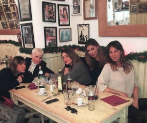 Belen Rodriguez al Petit Bistro di Milano, cena con le amiche