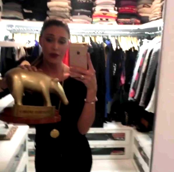 Vita dura per Belen Rodriguez: “Ogni amico diventerà il mio amante” Belen Rodriguez e il tapiro d'oro per Valerio Staffelli inviato di Striscia la Notizia