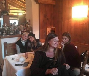 Belen Rodriguez sta trascorrendo le vacanze di Natale a Cortina con le amiche di sempre