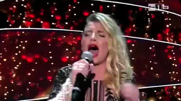 Emma Marrone a Panariello sotto l’albero mette a tacere il gossip: “Noi facciamo i dischi e basta” Emma Marrone ospite da Giorgio Panariello: le foto