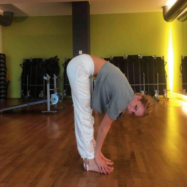 Irene Cioni, la velina mora di Striscia la notizia fa Yoga