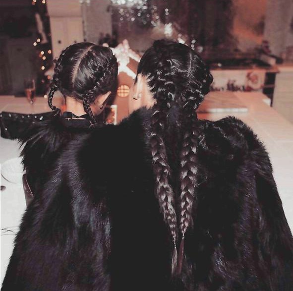 Kim Kardashian insieme alla figlia North augura Buon Natale ai fan